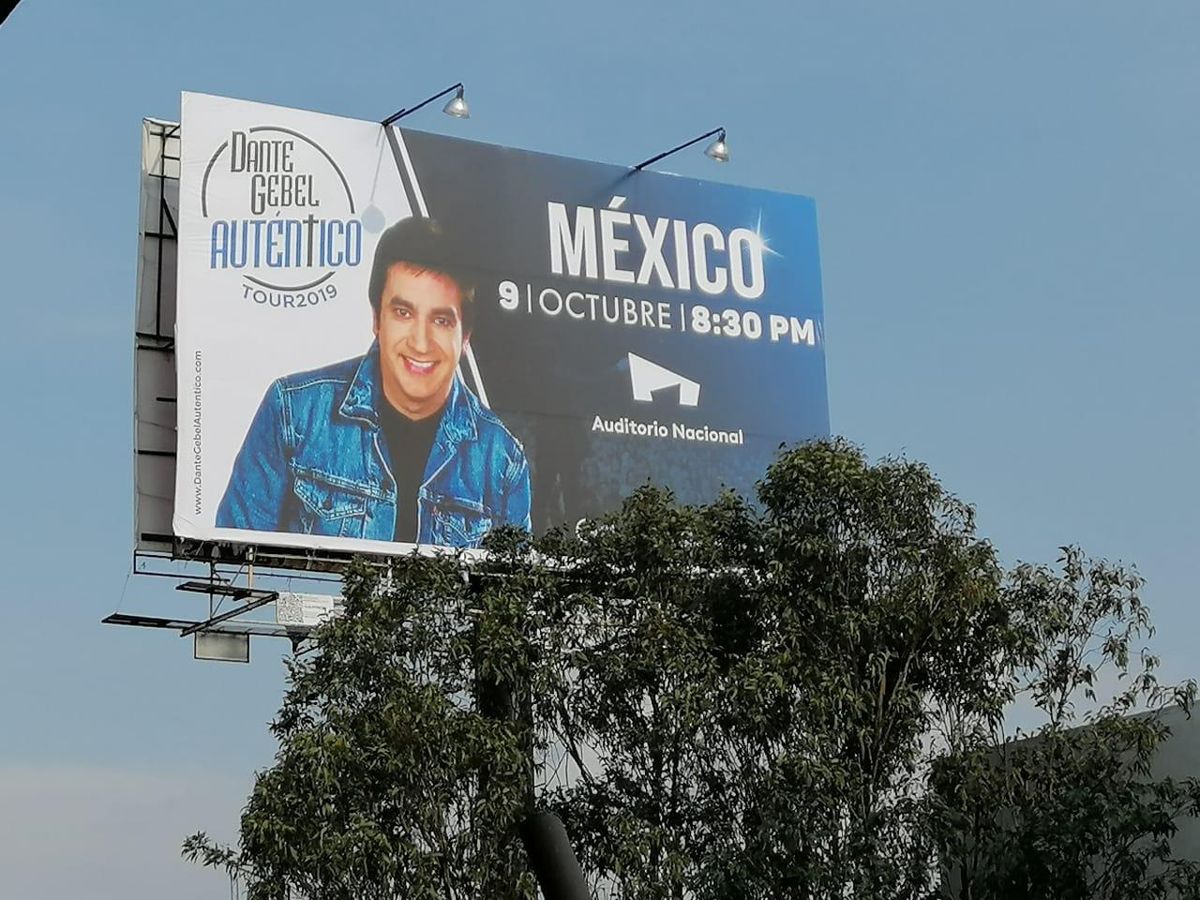 Espectacular unipolar con campaña instalada